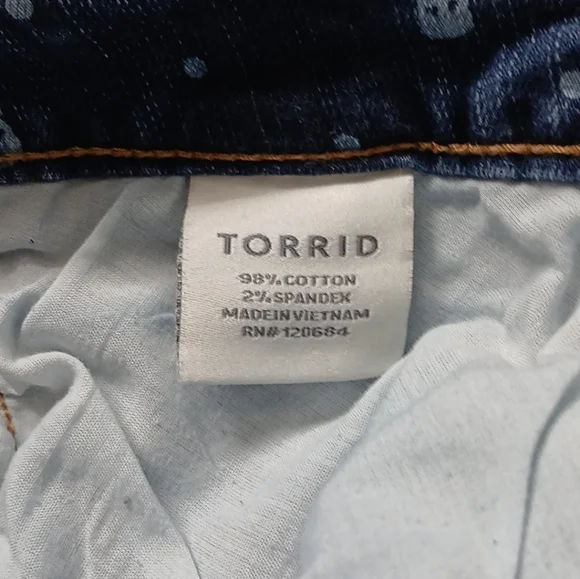 TORRID WOMEN'S SKULL POLKA DOTS  DISTRESSED BLUE DENIM JEANS SHORT. SIZE 16 - Picture 4 of 16